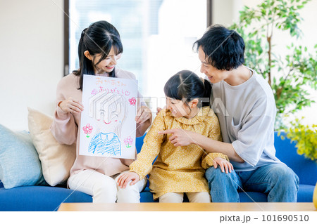 似顔絵を持つ親子 似顔絵を持つ親子 101690510