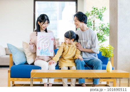 リビングでくつろぐ家族 母の日 リビングでくつろぐ家族 母の日 101690511