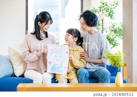 リビングでくつろぐ家族　母の日 101690512