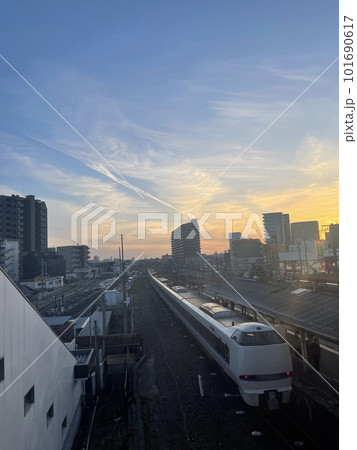 JR摂津富田駅から見た綺麗な夕焼けと電車 JR摂津富田駅から見た綺麗な夕焼けと電車 101690617