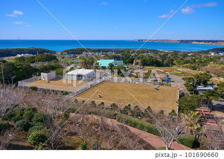 千葉県銚子市の愛宕山頂にある地球の丸く見える丘展望館から南西側の眺望(屏風ヶ浦,刑部岬,富士山など) 千葉県銚子市の愛宕山頂にある地球の丸く見える丘展望館から南西側の眺望(屏風ヶ浦,刑部岬,富士山など) 101690660