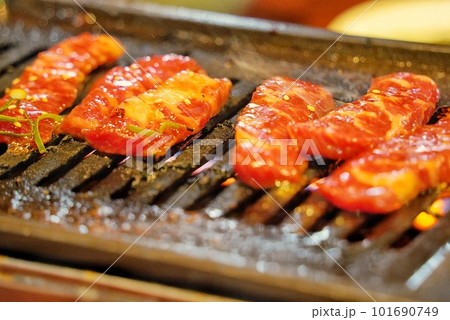 焼き肉で鉄板の上で美味しく焼いている様子 焼き肉で鉄板の上で美味しく焼いている様子 101690749