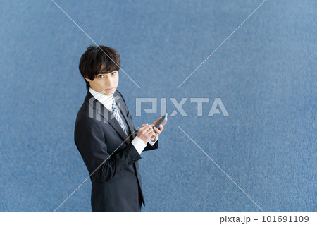 スマホを持つサラリーマン 101691109