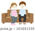 ソファーに座る妊娠中の妻と夫 101691330