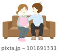 ソファーに座る妊娠中の妻と夫 101691331