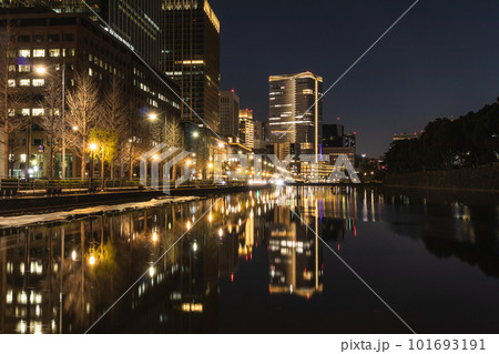皇居外苑の和田倉門から見た夜景 皇居外苑の和田倉門から見た夜景 101693191