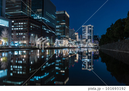 皇居外苑の和田倉門から見た夜景 皇居外苑の和田倉門から見た夜景 101693192