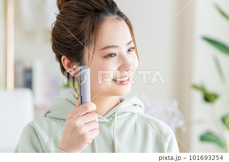 ヘアのセットをする若い女性 101693254