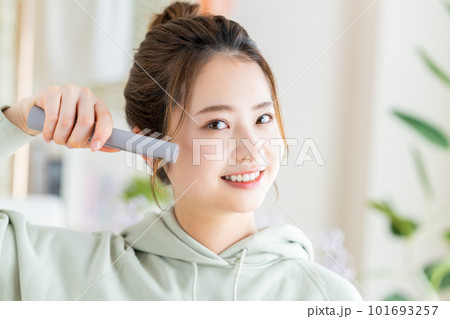 ヘアのセットをする若い女性 101693257