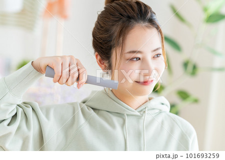 ヘアのセットをする若い女性 101693259