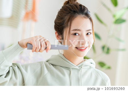 ヘアのセットをする若い女性 101693260