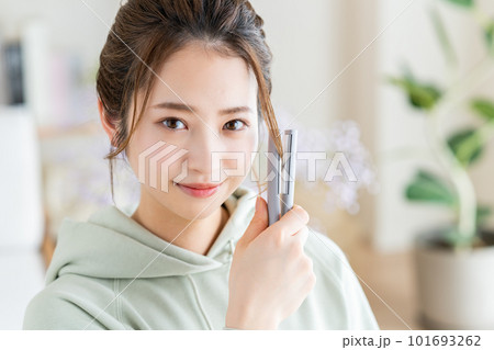 ヘアのセットをする若い女性 101693262