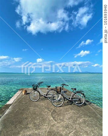 沖縄の離島・黒島の伊古桟橋と青い海と自転車 沖縄の離島・黒島の伊古桟橋と青い海と自転車 101693940