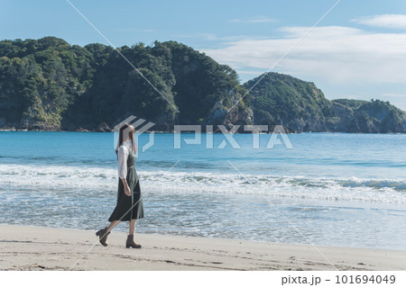 朝日に輝く海の砂浜を歩く女性(静岡県 伊豆 弓ヶ浜) 朝日に輝く海の砂浜を歩く女性(静岡県 伊豆 弓ヶ浜) 101694049