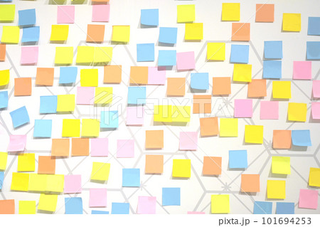 カラフルな付箋紙の背景素材 101694253