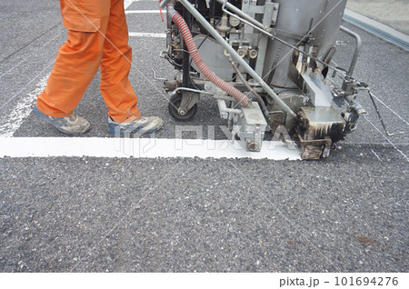 駐車場のライン（白線）を引く人 101694276