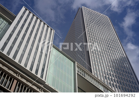 高層ビルを見上げるオフィス街の風景 高層ビルを見上げるオフィス街の風景 101694292