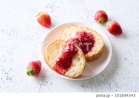 いちごジャムをかけたバケット いちごジャムをかけたバケット 101694343