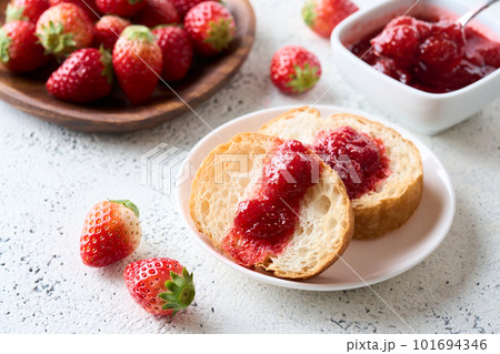 いちごジャムをかけたバケット 101694346