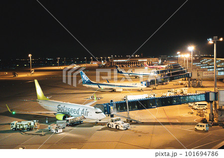 夜の空港に駐機する旅客機 夜の空港に駐機する旅客機 101694786