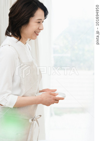 皿を片付けるミドル女性 皿を片付けるミドル女性 101694950