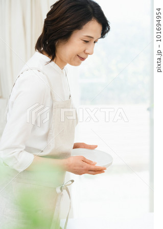 皿を片付けるミドル女性 101694954