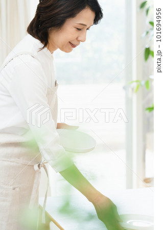 皿を片付けるミドル女性 101694956