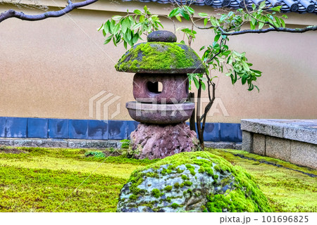 京都、大徳寺黄梅院の石燈篭 101696825