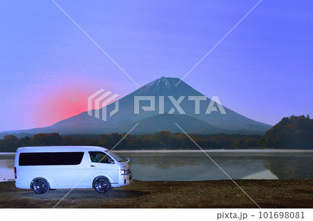 富士山　精進湖湖畔　他手合浜　バンライフ　 101698081