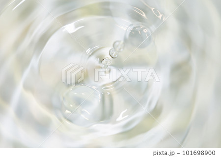 水面に落ちる水滴. 101698900
