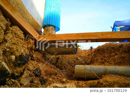 一般住宅で地盤沈下により排水管の損傷 101700129