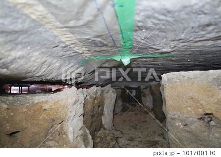 地盤沈下で住宅の基礎下に空洞ができた様子 地盤沈下で住宅の基礎下に空洞ができた様子 101700130