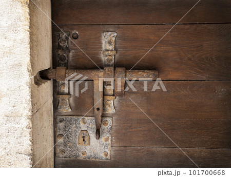 metal antique bolt on the old wooden door metal antique bolt on the old wooden door 101700668