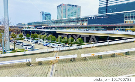 新大阪駅の全景とロータリー 101700782