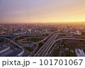 夕暮れの空と街を走る車 101701067