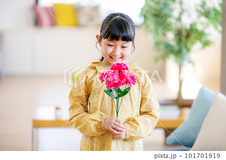 カーネーションを持つ女の子 101701919