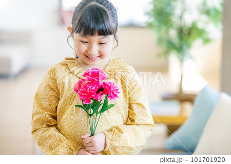 カーネーションを持つ女の子 101701920