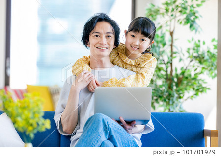 仕事をする父親に甘える娘 仕事をする父親に甘える娘 101701929