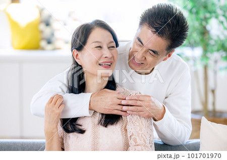 シニア夫婦　仲良し 101701970