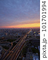 夕暮れの空に浮かぶ高速道路 101701994