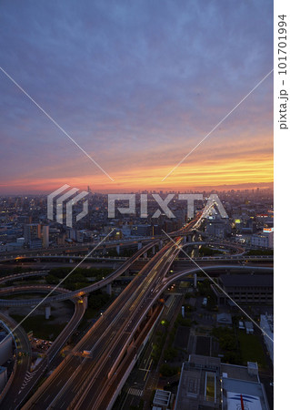 夕暮れの空に浮かぶ高速道路 101701994
