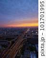 夕暮れの空に浮かぶ高速道路 101701995