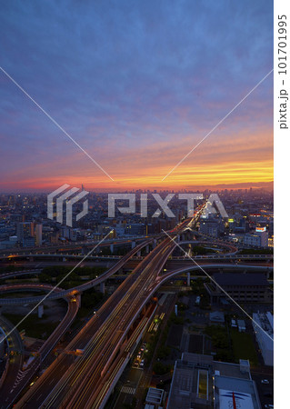 夕暮れの空に浮かぶ高速道路 101701995