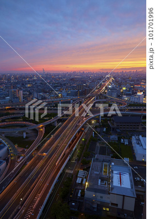 夕暮れの空に浮かぶ高速道路 101701996