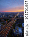 夕暮れの空に浮かぶ高速道路 101701997