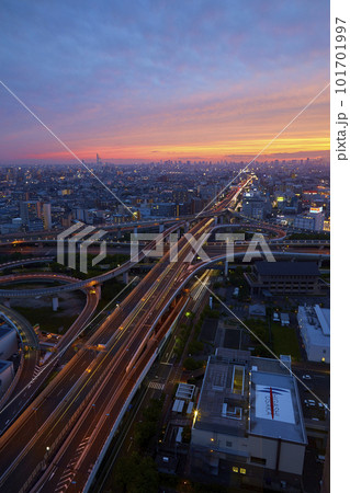 夕暮れの空に浮かぶ高速道路 101701997