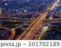 ジャンクションの夜景と光跡 101702189