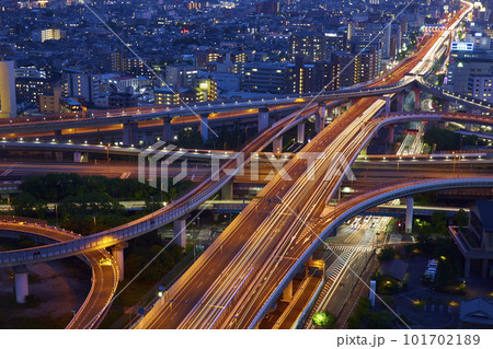 ジャンクションの夜景と光跡 101702189