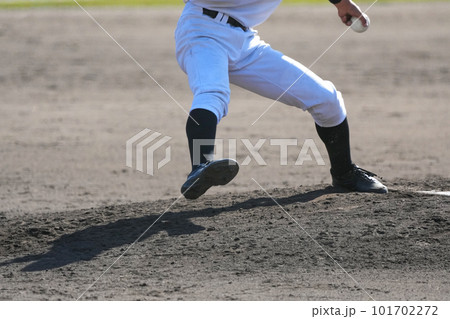 野球の試合中にピッチャーが投球する瞬間 野球の試合中にピッチャーが投球する瞬間 101702272