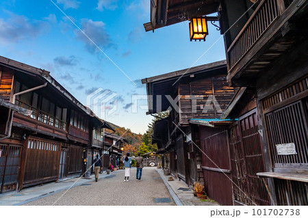 長野県塩尻市 秋の紅葉が美しい夕方の奈良井宿のまちなみの中の鍵の手 長野県塩尻市 秋の紅葉が美しい夕方の奈良井宿のまちなみの中の鍵の手 101702738